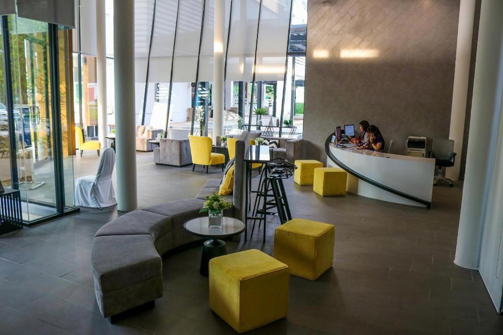Hotel Dluxx Thammasat Pathum Thani Exterior foto